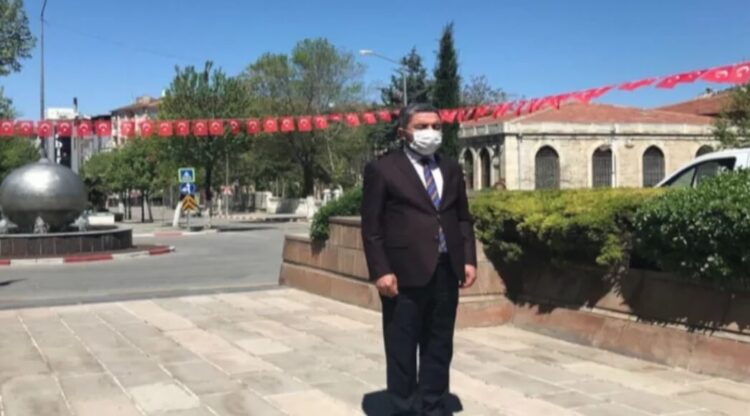 Valilikten izin çıkmayınca CHP Malatya İl Başkanı tek başına çelenk sundu