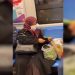 Metroda fasulye ayıklayan kadın şaşkınlık yarattı