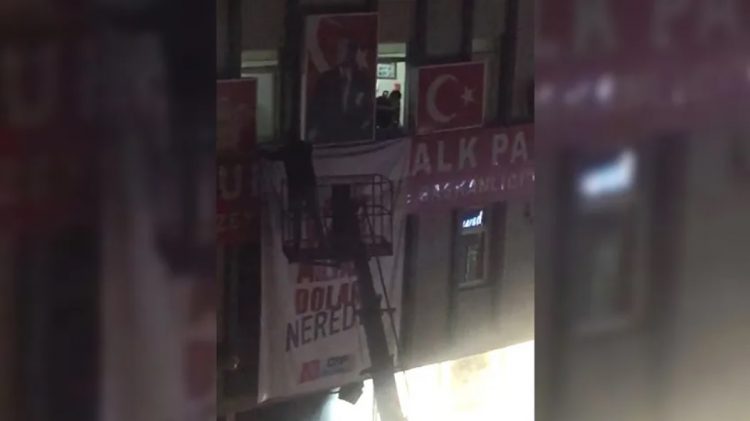 Gece yarısı CHP ilçe binalarına pankart operasyonu