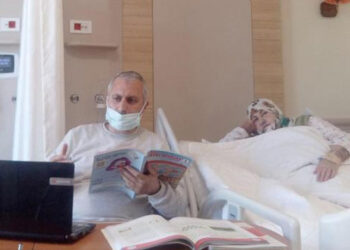 Öğretmenin görev aşkı, hastane odasını sınıfa çevirdi