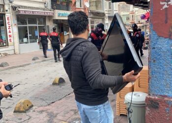 Kucağında çalıntı televizyonla denetimde polise yakalandı
