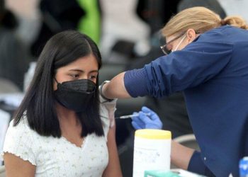 ABD’li uzmanlar açıkladı: Corona aşılarında yan etki kadınlarda daha çok görülüyor