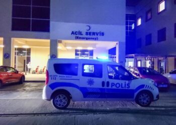 Karantinadan kaçıp olay çıkardı, polisin yüzüne tükürerek “korktun mu?” dedi
