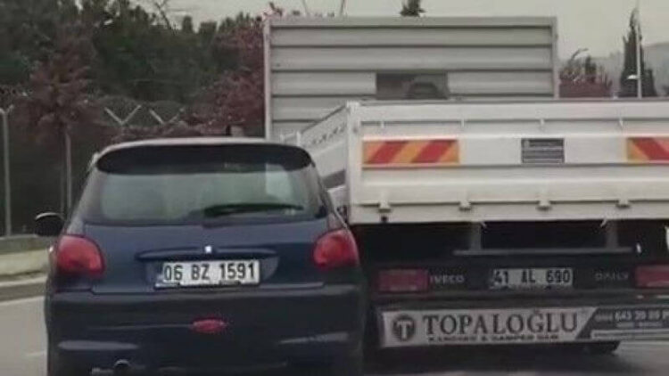 Husumetlisinin önünü kamyonetle kesip öldürdü