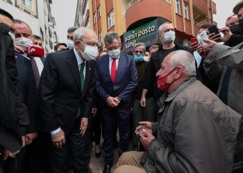 Esnaf Kılıçdaroğlu’na dert yandı: ” Etiket değiştirmeye yetişemiyoruz, ekonomimiz iyi olduğu için!”