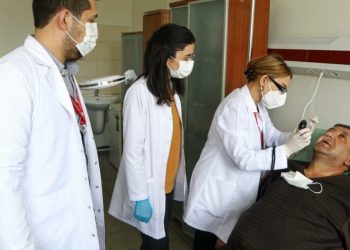 Yüzüne sürdüğü dezenfektan hastanelik etti