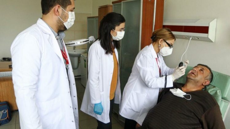 Yüzüne sürdüğü dezenfektan hastanelik etti