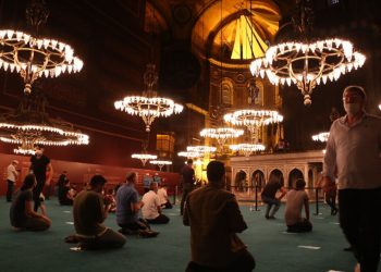 Teravih namazı evde kılınacak!