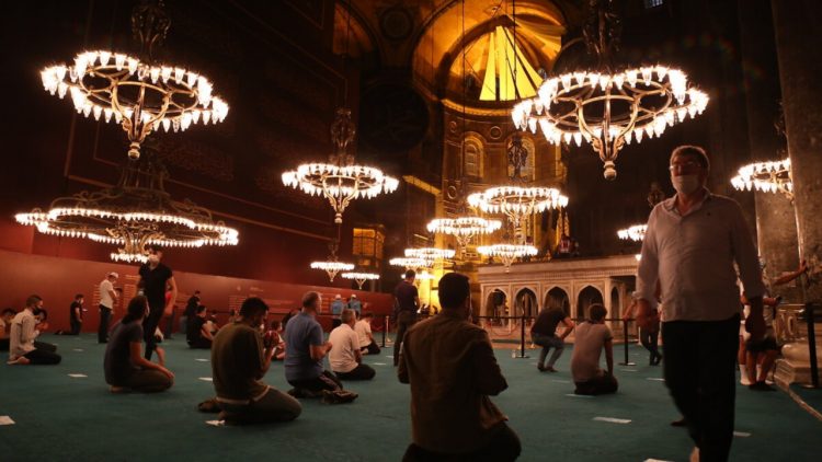 Teravih namazı evde kılınacak!