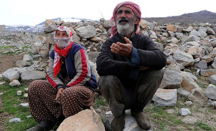 Van’da yarısı yıkılan okulda, tek başlarına yaşıyorlar
