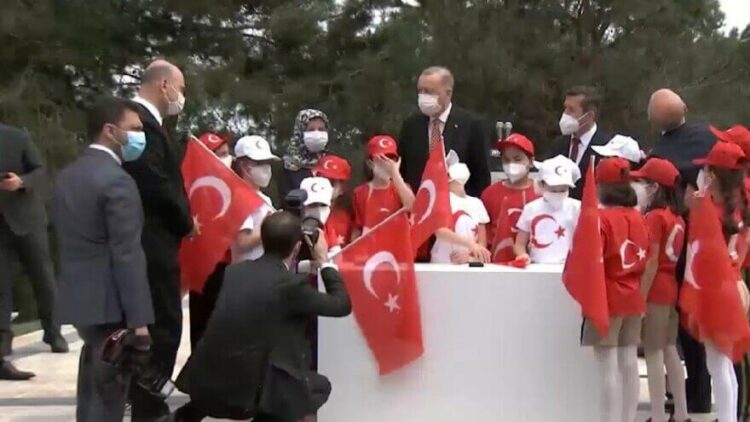 CHP’li Özel, Erdoğan’ın 23 Nisan programına sert tepki gösterdi: Nezaketsizliğin ve pişkinliğin dik alasıdır