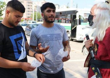 Samuray kostümlü virüs uyarısı: Sen anlatınca kafamıza girdi şimdi