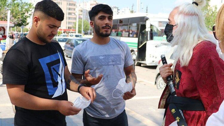 Samuray kostümlü virüs uyarısı: Sen anlatınca kafamıza girdi şimdi