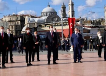 İmamoğlu, 23 Nisan’ın 101’nci yıldönümünde Taksim’deydi