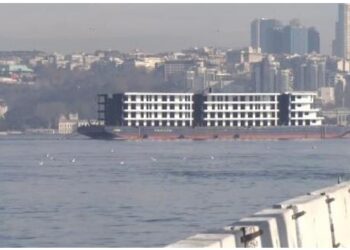 İstanbul Boğazı’ndan yüzen apartman geçti