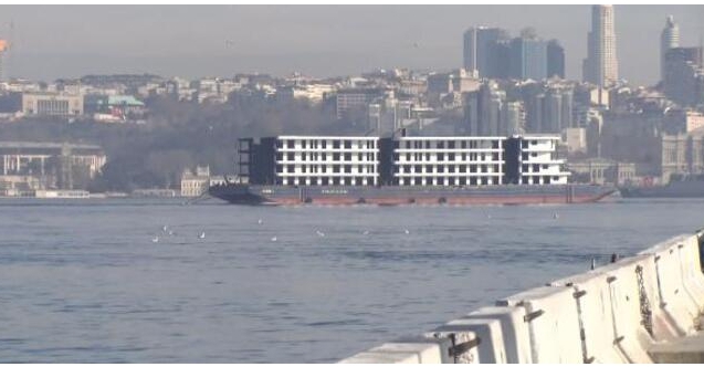 İstanbul Boğazı’ndan yüzen apartman geçti