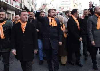 Okmeydanı’nda yurttaşlara silah çekenlerin AKP’lilerle fotoğrafları çıktı