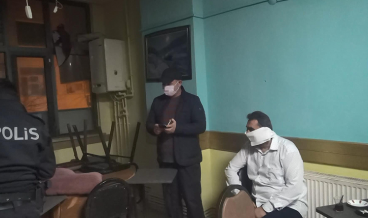 Esenyurt’ta corona baskını: Tuvalet kağıdını maske yaptı