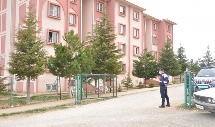Birlikte mantı yapan kadınlardan birinde koronavirüs çıktı, apartman karantinaya alındı