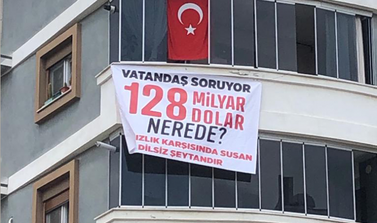 MHP’li isim balkonuna 128 milyar nerede pankartı astı
