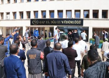 Şanlıurfa’da elektrikleri kesilen çiftçiler DSİ’yi bastı