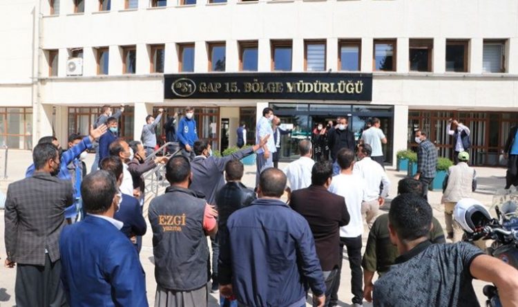 Şanlıurfa’da elektrikleri kesilen çiftçiler DSİ’yi bastı