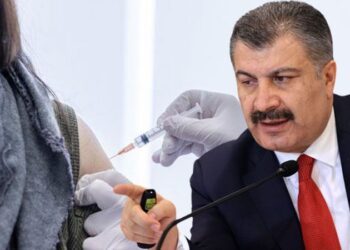 Fahrettin Koca’ya sert tepki: Aşıyla ilgili açıklamalarını kronolojik sırayla paylaştılar