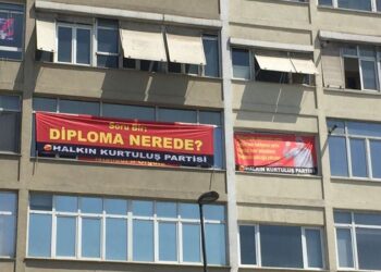 HKP, parti binalarına “diploma nerede?” pankartı astı