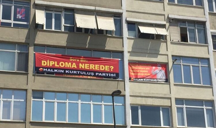 HKP, parti binalarına “diploma nerede?” pankartı astı