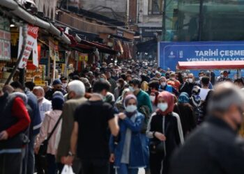 Eminönü’nde ‘kapanma alışverişi’ yoğunluğu