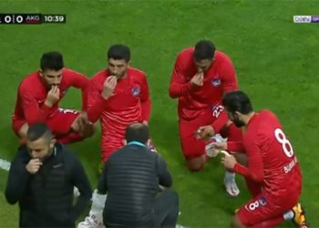 Maçın 10. dakikasında durup iftar yaptılar