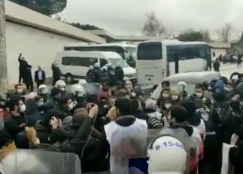 Patronun evi önünde toplanan Migros işçileri gözaltına alındı