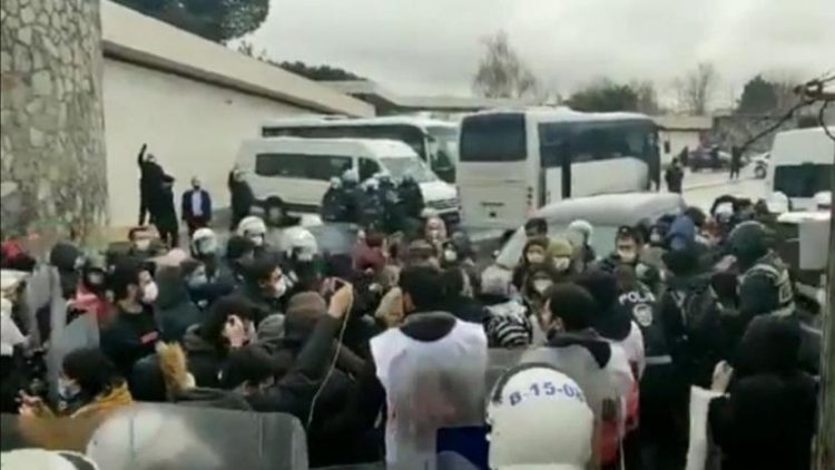 Patronun evi önünde toplanan Migros işçileri gözaltına alındı