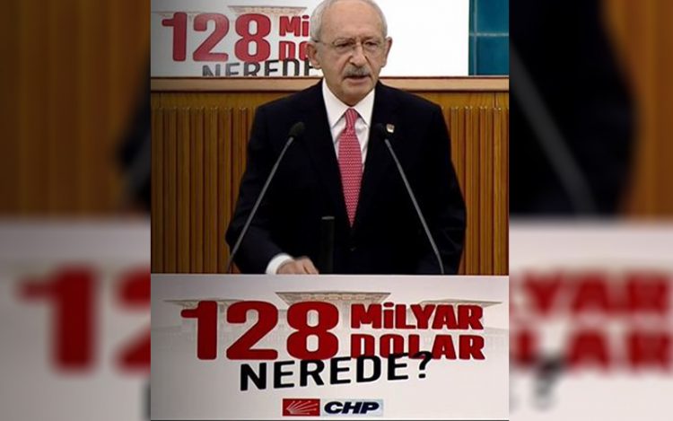 Kılıçdaroğlu, polisin toplattığı CHP afişini Meclis kürsüsüne astı ve sordu: 128 milyar dolar nerede?
