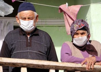 Karantinadaki yaşlı çifti ‘doktorum’ diye dolandırdılar