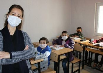 4 öğrencisi için köye taşınıp boş evi sınıfa dönüştürdü