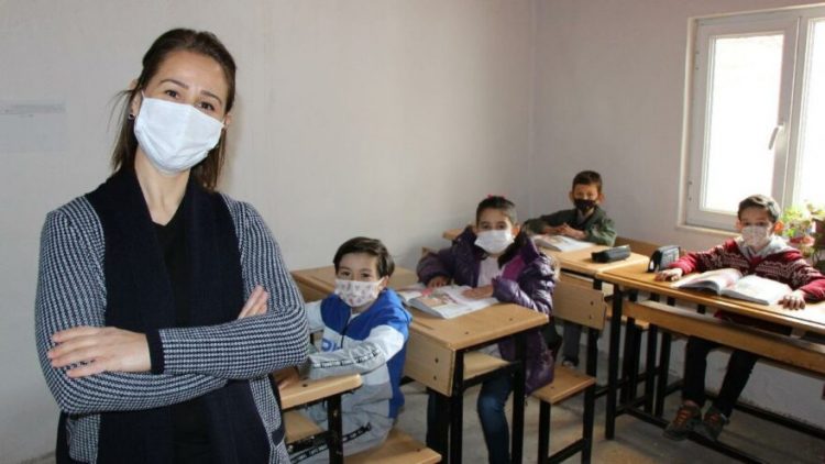 4 öğrencisi için köye taşınıp boş evi sınıfa dönüştürdü