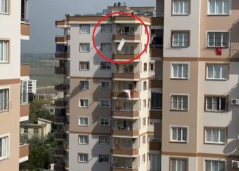 Sinir krizi geçirip evindeki eşyaları balkondan attı
