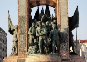 Taksim Cumhuriyet Anıtı’ndaki eksik yıllar sonra fark edildi: Sancak sopası kayıp!