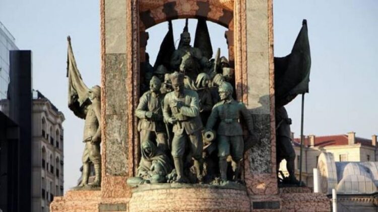 Taksim Cumhuriyet Anıtı’ndaki eksik yıllar sonra fark edildi: Sancak sopası kayıp!