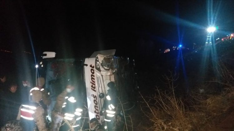 Sivas’ta yolcu otobüsü devrildi: 39 yaralı