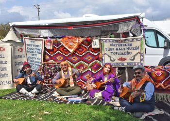 Türküleri yaşatmak için karavanıyla diyar diyar geziyor