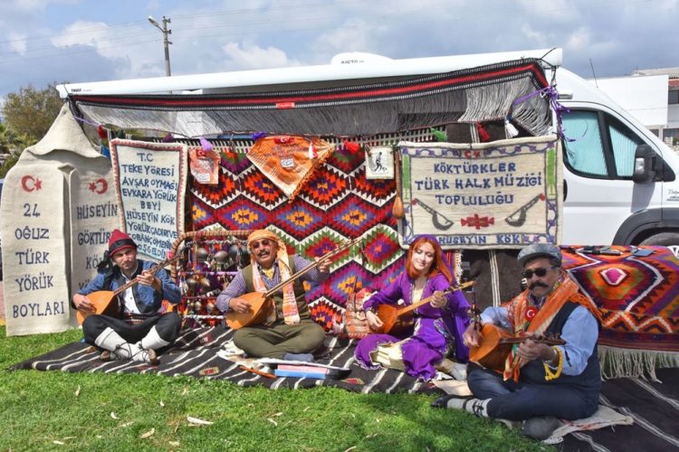 Türküleri yaşatmak için karavanıyla diyar diyar geziyor