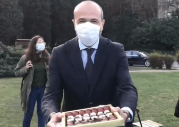 Boğaziçililere çikolata dağıtan Volkan Gazioğlu rektör danışmanı oldu