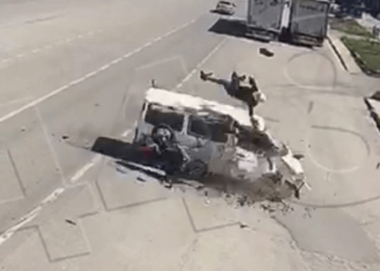 Motosikletten fırlayıp minibüsün üstüne düştü