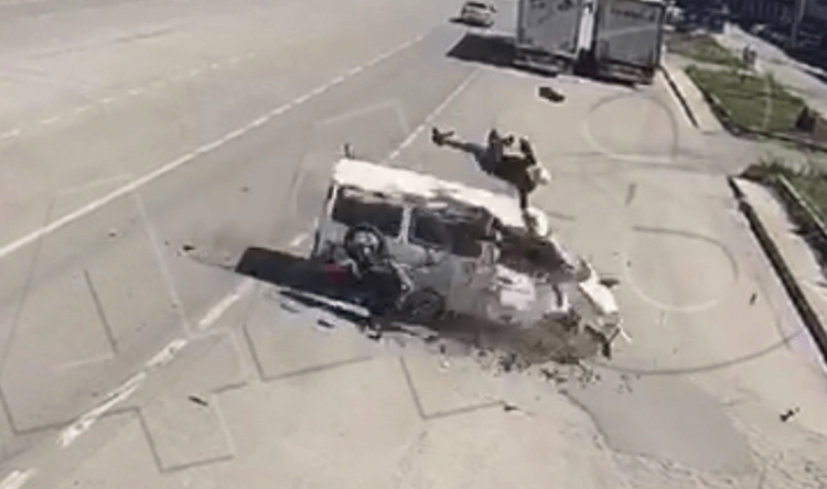 Motosikletten fırlayıp minibüsün üstüne düştü