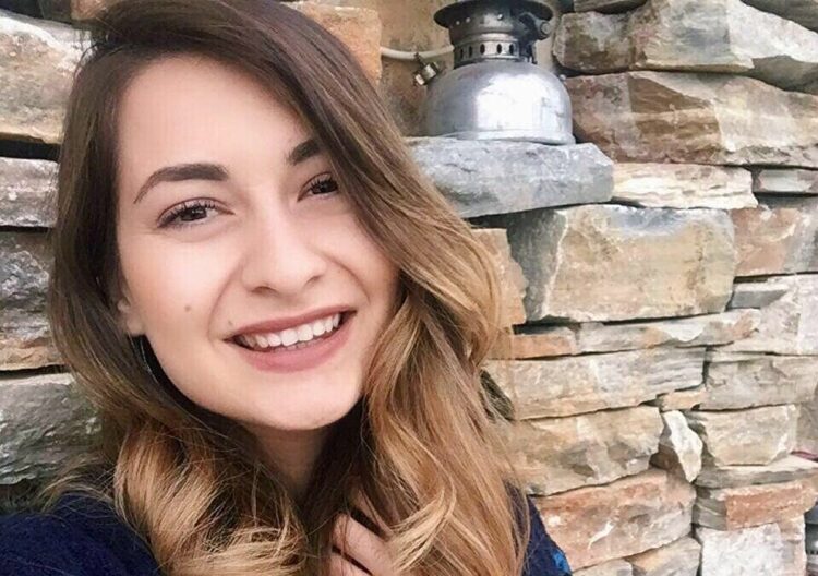 Esra öğretmen canlı ders sırasında beyin kanaması geçirerek hayatını kaybetti