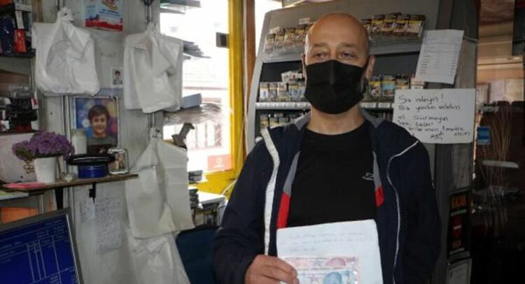 Bakkala ‘Çocukken izinsiz aldığım ürünlerin ücreti’ yazılı zarf bıraktı