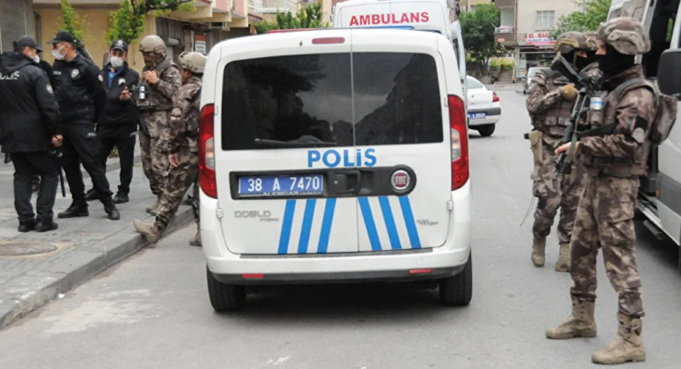 Bıçak ve testere alıp kendisini eve kilitledi: ‘Babaannemi kimse kapının önüne koyamaz’