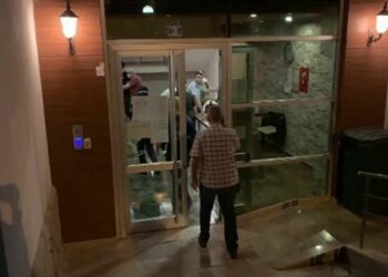 Dövülen kadını kurtarmak istedi, bıçaklanarak öldürüldü